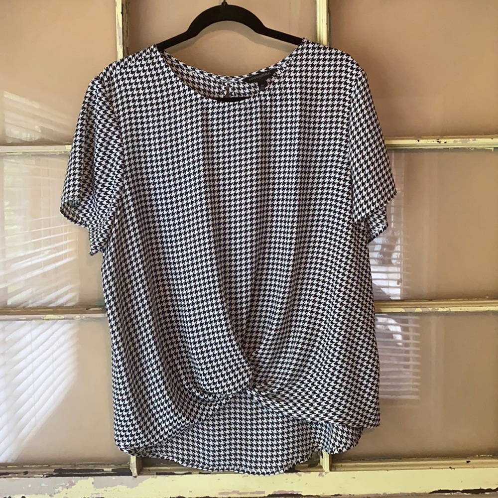 Banana Republic Black and White Herring Bone Top